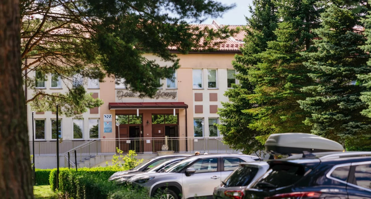 Wybudowany w latach 90. budynek Domu Zdrojowego z Zakładem Przyrodoleczniczym ma w ofercie wiele zabiegów leczniczych i rehabilitacyjnych. Dzięki termomodernizacji pobyt w nim będzie bardziej komfortowy. Z pewnością wpłynie ona również na obniżenie kosztów utrzymania./ FOT. Uzdrowisko Horyniec