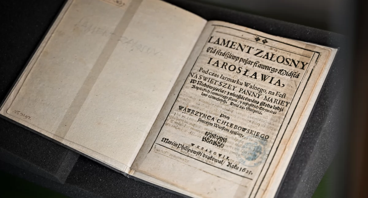 Od 14 sierpnia br. do 19 października br. w Muzeum w Jarosławiu Kamienica Orsettich można oglądać jeden z trzech zachowanych egzemplarzy poematu Wawrzyńca Chlebowskiego o pożarze miasta z 1625 roku. Fot. Łukasz Śliwiński