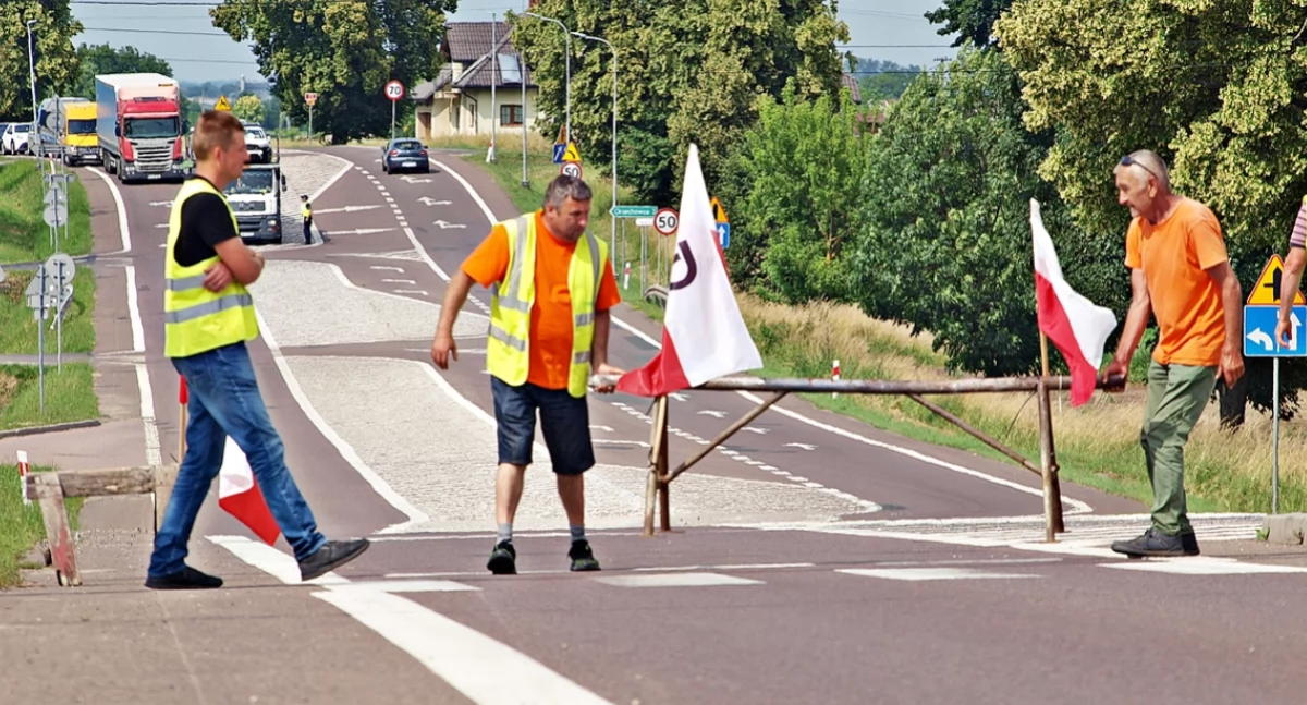 Inwestycja ta ponad rok temu została oprotestowana przez mieszkańców Duńkowiczek i okolic. 3 czerwca 2024 r. rozpoczęła się blokada drogi krajowej nr 77 właśnie w Duńkowiczkach (gmina Orły). Mieszkańcy tej, ale i sąsiednich miejscowości kategorycznie nie zgadzali się na budowę tej drogi. Fot. Mariusz Godos
