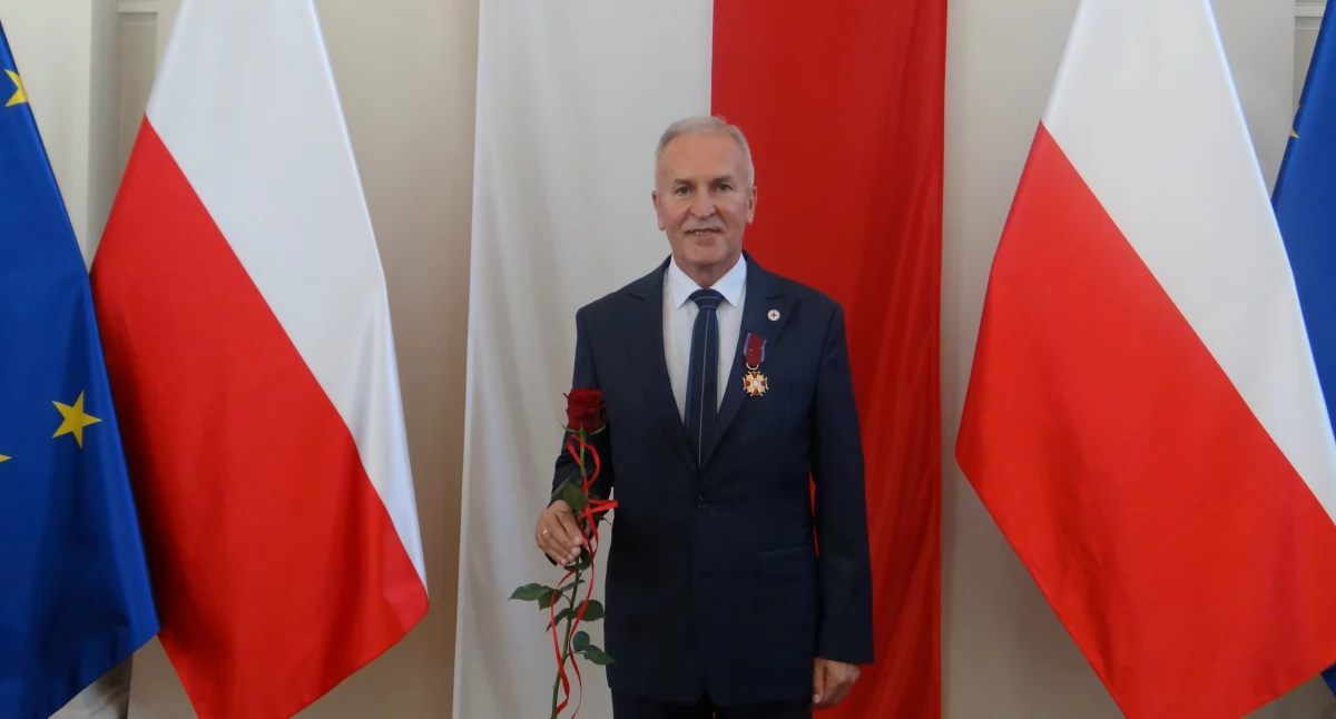 Zdzisław Wójcik oddał ponad 33 litry krwi. Jest wicemistrzem Polski w promocji krwiodawstwa oraz współtwórcą bądź założycielem 121 klubów Honorowych Dawców Krwi PCK. Pod koniec lipca br. został odznaczony Złotym Krzyżem Zasługi. Wyróżnienie to trafiło w najbardziej właściwe ręce… Fot. zbiory własne