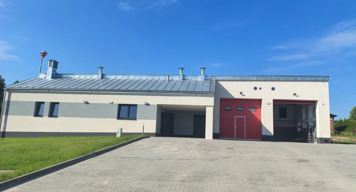 Strażacy ochotnicy z OSP Grochowce, którzy w ub. r. świętowali 120-lecie jednostki, od niedawna mogą się cieszyć z nowoczesnej i funkcjonalne remizy./ FOT. UG Przemyśl