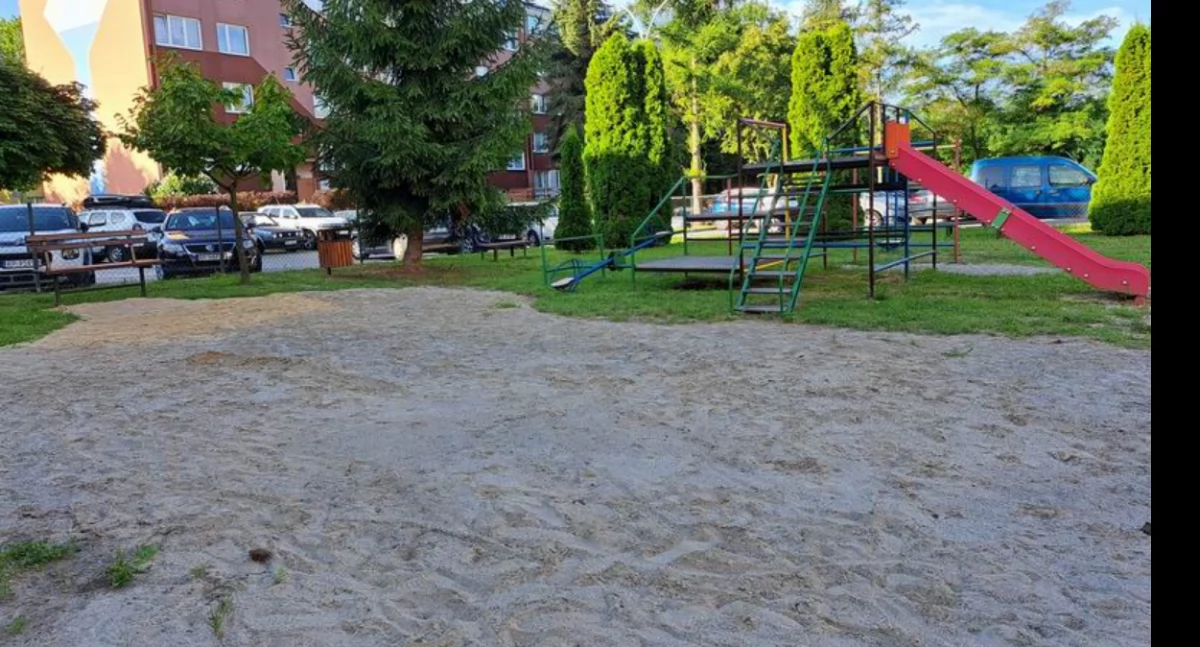 Zdaniem mieszkanki plac zabaw niepotrzebnie wysypano piaskiem po tym, jak zakończono realizowane w sąsiedztwie prace. – Lepiej sprawdziłaby się trawa, skoro nie ma funduszy na bezpieczną, amortyzującą upadki nawierzchnię – zauważa./ FOT. U. Gielo