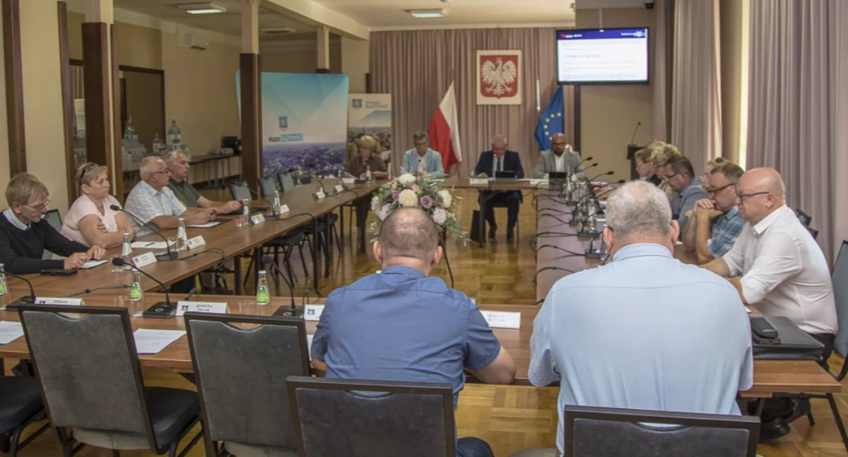 Jedną z podjętych na sesji decyzji było nadanie mostowi na rzece San im. Generała Broni Stanisława Maczka. Z inicjatywą taką wyszedł radny Grzegorz Figiela./ FOT. UM Radymna