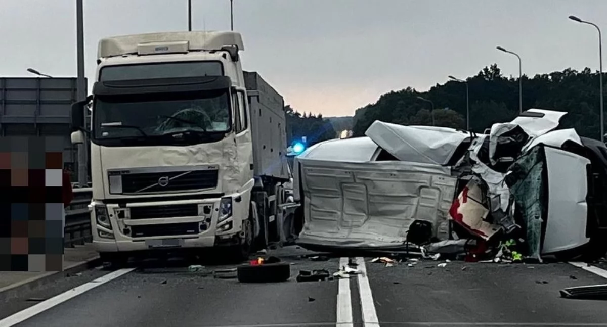 FOT. W wypadku ranne zostały trzy osoby: 22-letni kierujący oplem mieszkaniec powiatu opatowskiego, 26-letni kierujący pojazdem marki MG i jego 26-letnia pasażerka./ FOT. KMP Rzeszów