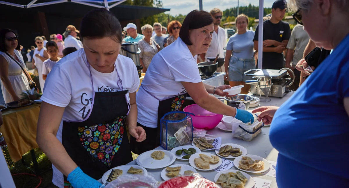 Któż nie lubi pierogów? Horynieckie Święto Pieroga co roku pokazuje, że miłośników mącznych rarytasów, podawanych w wersji wytrawnej i na słodko, nie brakuje./ FOT. UG Horyniec-Zdrój