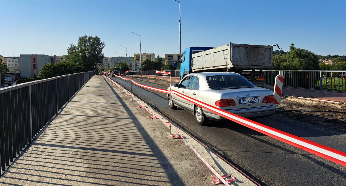 Koncepcja likwidacji barier ochronnych na moście, oddzielających pieszych i rowerzystów od poruszających się po drodze pojazdów, nie spotkała się z poparciem członków działającej przy prezydencie Komisji ds. Bezpieczeństwa i Organizacji Ruchu Drogowego. Ale zastosowane zostaną inne – z mocowanej do słupków profilowanej taśmy stalowej./ FOT. U. Gielo