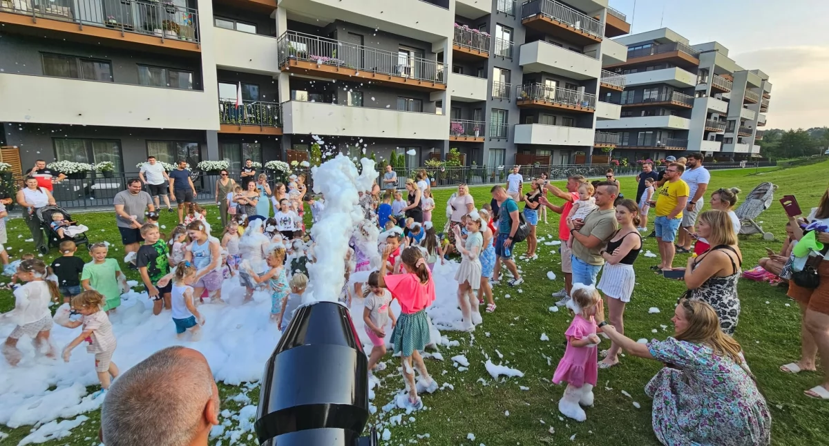 Na deser przygotowano natomiast niespodziankę w postaci piana party./ FOT. FB Osiedle Monte Cassino