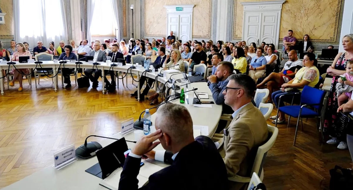 Podczas sesji 1 sierpnia br. na sali obrad było wielu rodziców. Pewnie pojawiliby się i dzisiaj, 25 sierpnia br., ale punktu o powołaniu do życia nowego oświatowego tworu nie było. Został wprowadzony już w trakcie sesji. Fot. UM Przemyśl