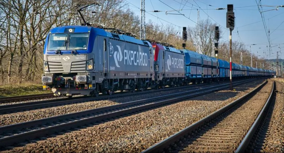 PKP Cargo SA jest największym kolejowym przewoźnikiem towarowym, świadczącym samodzielne przewozy towarowe na terenie Polski. Największym pojedynczym akcjonariuszem PKP Cargo jest spółka PKP SA. Obecnie spółka znajduje się w trudnej sytuacji finansowej, czego efektem są grupowe zwolnienia. Fot. zbiory własne