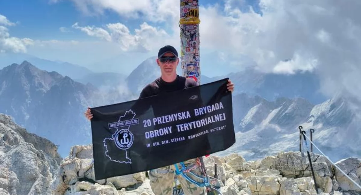 Na obu zdobytych szczytach Alp Bawarskich żołnierz rozpostarł baner 20. Przemyskiej BOT, podkreślając tym samym dumę z reprezentowania przemyskiej brygady. Była to też forma symbolicznego hołdu dla historii i tradycji Wojska Polskiego. Fot. ze zbiorów własnych