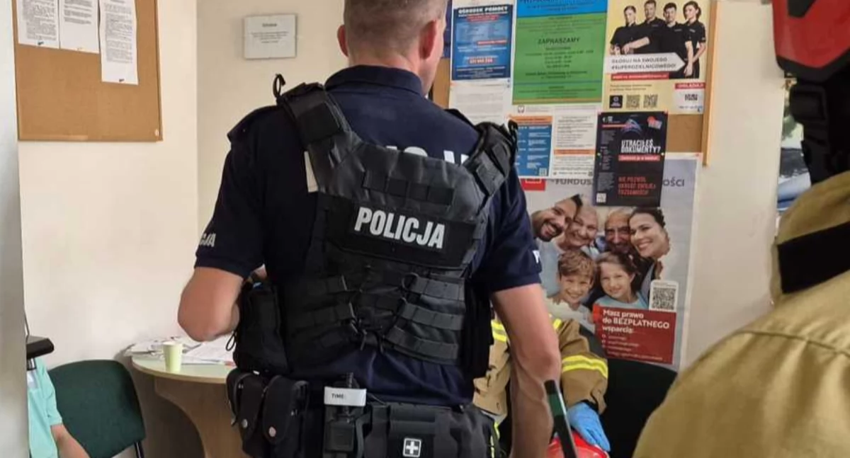 Mundurowi wprowadzili 14-latka do poczekalni strzyżowskiej komendy i udzielili mu pierwszej pomocy przedmedycznej. Wsparcia udzielili im również strażacy./ FOT. KPP Strzyżów