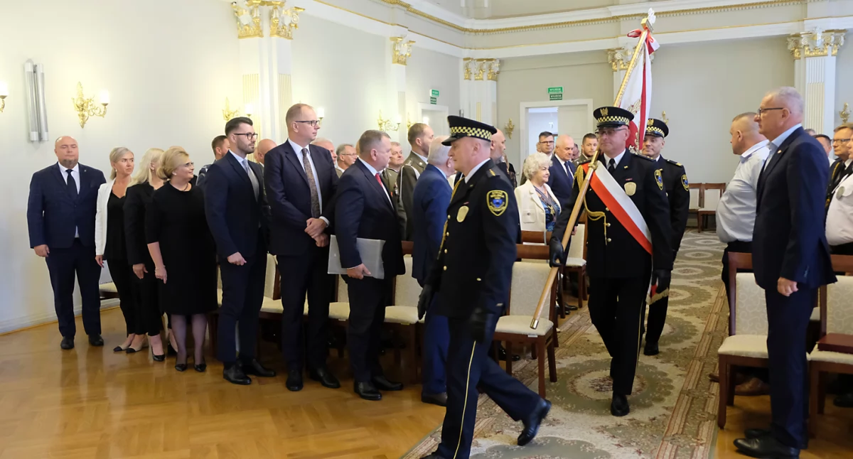 Uroczysty apel rozpoczął się od wprowadzenia sztandaru SM./Fot. Jacek Szwic