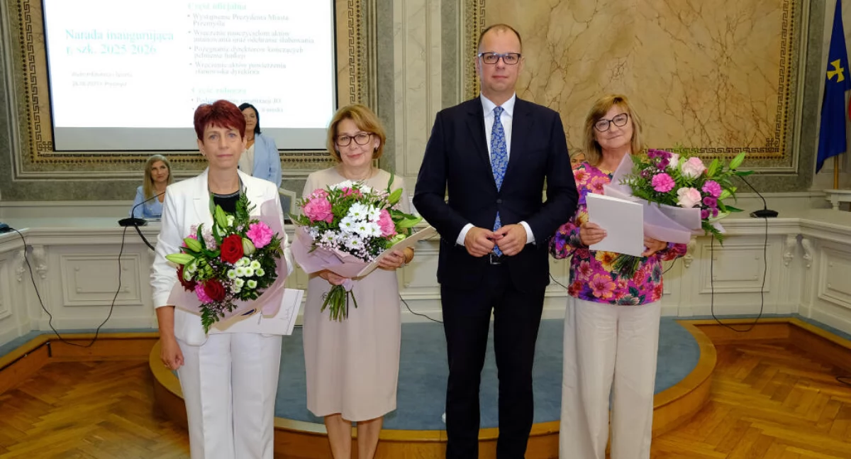 28 sierpnia był też czasem żegnania się z obowiązkami dyrektorskimi dla Barbary Kapuścińskiej, dyrektor Przedszkola nr 13, Jolanty Zaleskiej – dotychczasowej dyrektor Przedszkola nr 4 i Małgorzaty Kozaczenko – dyrektor Szkoły Podstawowej nr 14. Na ręce pań przekazano wiązanki kwiatów wraz z podziękowaniami za zrealizowane zadania./ FOT. UM Przemyśl
