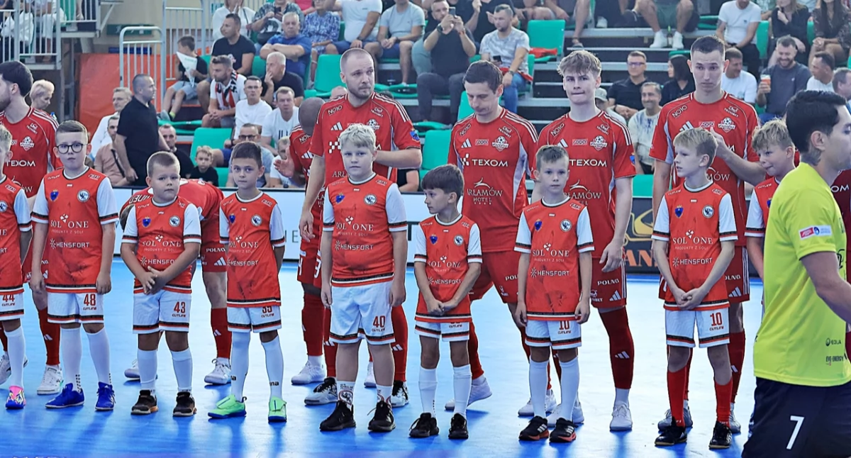 Wczorajszą meczową eskortą byli młodzi adepci futbolu z UKS Orlik Przemyśl. Fot. Texom Eurobus Przemyśl