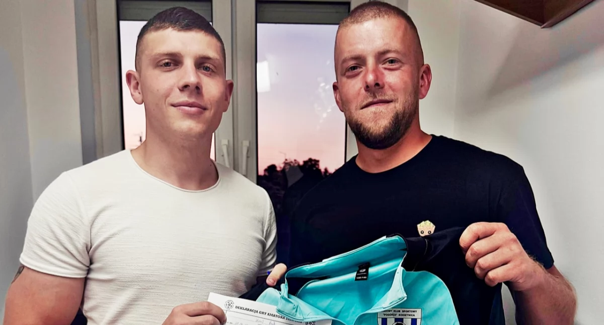 Kamil Bała (z lewej) jest liderem Pogórza Rokietnica, które ma w tym sezonie aspiracje, sięgające awansu do klasy A. Fot. Pogórze Rokietnica