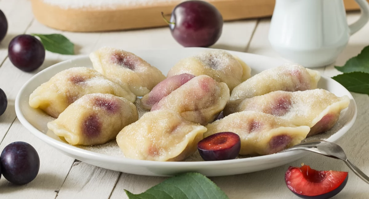 Przepisy kulinarne, pierogi śliwkami - zdjęcie, fotografia