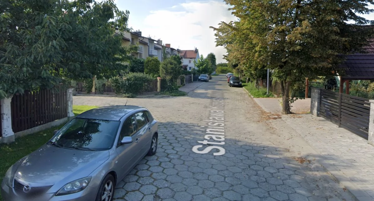 Dla mieszkańców ulicy Kopystyńskiego każde oberwanie chmury to powód do niepokoju. W okresie intensywnych opadów na drodze tworzą się zastoiska wody. Sprawnej komunikacji odcinkiem wyłożonym trelinką nie ułatwia też wysłużona nawierzchnia./ FOT. Google Maps