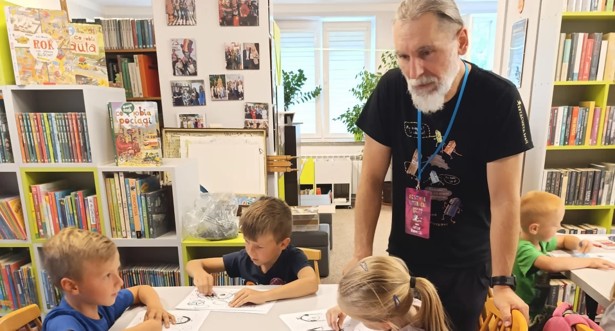 Jednym z gości festiwalu był znany i ceniony ilustrator książek dla dzieci Artur Nowicki, który od przeszło 20 lat organizuje i prowadzi twórcze spotkania dla dzieci i młodzieży. / FOT. GBP w Żurawicy