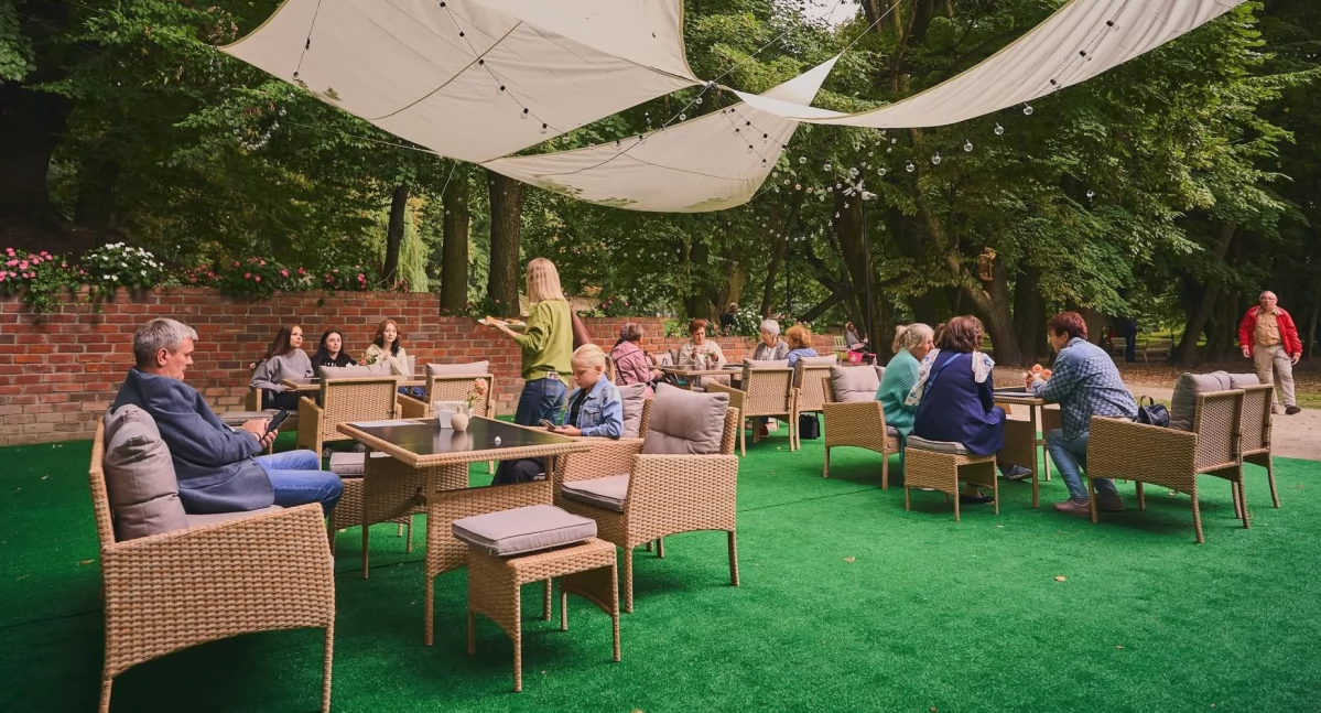 Przy okazji odwiedzin przeworskiego muzeum i spacerów po zabytkowym parku, można się teraz pokusić o skosztowanie słodkich specjałów w Oranżerii Café. Z okazji tej skorzystali goście uroczystego otwarcia./ FOT. Starostwo Powiatowe w Przeworsku