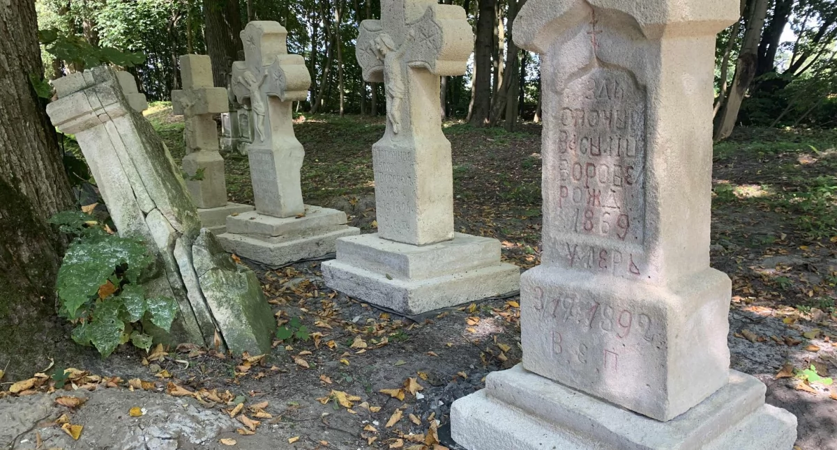 Renowacji poddawane są obiekty na tzw. dużym cmentarzu. Konserwacją objętych jest ponad 50 nagrobków. Fot. Muzeum Kresów w Lubaczowie