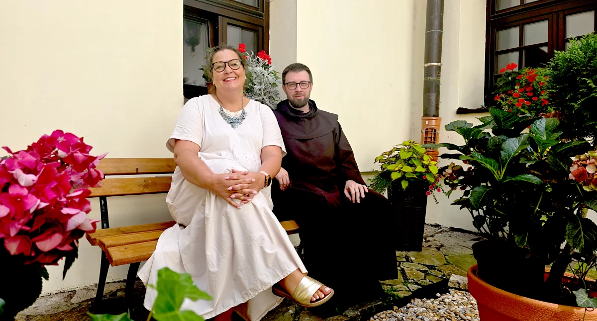 Irena Wywrot i karmelita, ojciec Damian Sochacki – twórcy i pomysłodawcy Fundacji „Karmelicka 1”, działającej przy kościele Ojców Karmelitów Bosych w Przemyślu./Fot. A.Wilgucki