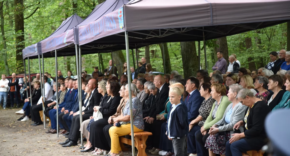 – Hołd ofiarom oddano poprzez złożenie kwiatów pod pamiątkową tablicą. W imieniu władz województwa uczyniła to radna sejmiku Sabina Południak, a w imieniu lokalnych samorządów – przedstawiciele Powiatu i Gminy Przeworsk na czele z wójtem Danielem Krawcem – przekazali organizatorzy./Fot. GOK Przeworsk