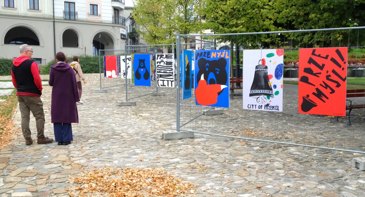 Fragment festiwalowej wystawy plakatu na przemyskim Rynku./Fot. Jacek Szwic