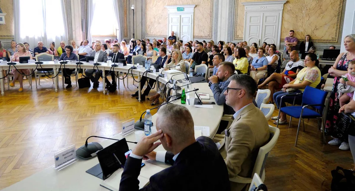 Uchwały zostały przegłosowane podczas sesji Rady Miejskiej w Przemyślu 28 lipca br. Ta sesja była kontynuacją czerwcowej, podczas której zabrakło na sali obrad kworum, przez co przewodniczący Rady Miejskiej w Przemyślu Marcin Kowalski był zmuszony ją przerwać i przełożyć. Fot. UM Przemyśl