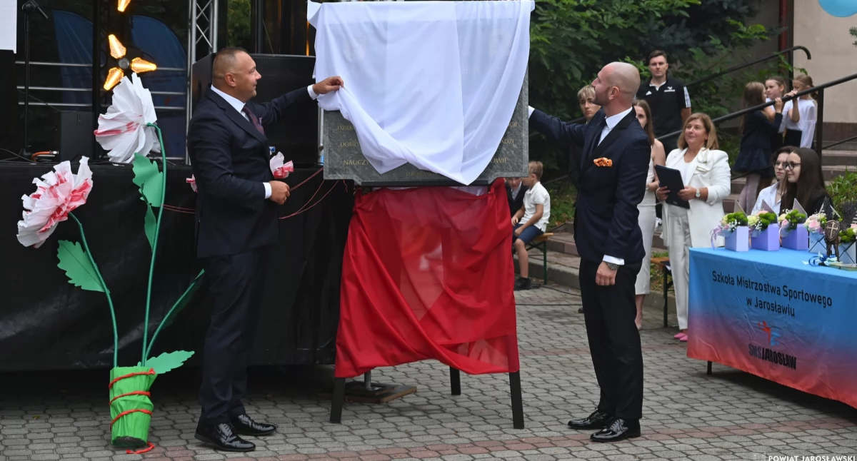 Jednym z głównych punktów uroczystości było odsłonięcie pamiątkowej tablicy, która na stałe wpisze się w krajobraz szkoły, upamiętniając jej dorobek i misję. Fot. Starostwo Powiatowe w Jarosławiu