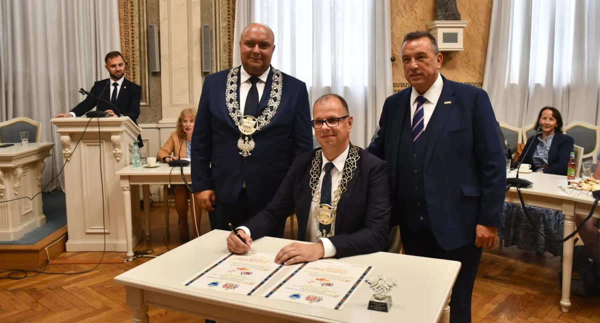 Umowę o partnerstwie parafowali prezydent Przemyśla Wojciech Bakun i zastępca burmistrza Boltonu Andrew Morgan, w obecności przewodniczącego Rady Miejskiej w Przemyślu Marcina Kowalskiego. Fot. UM Przemyśl
