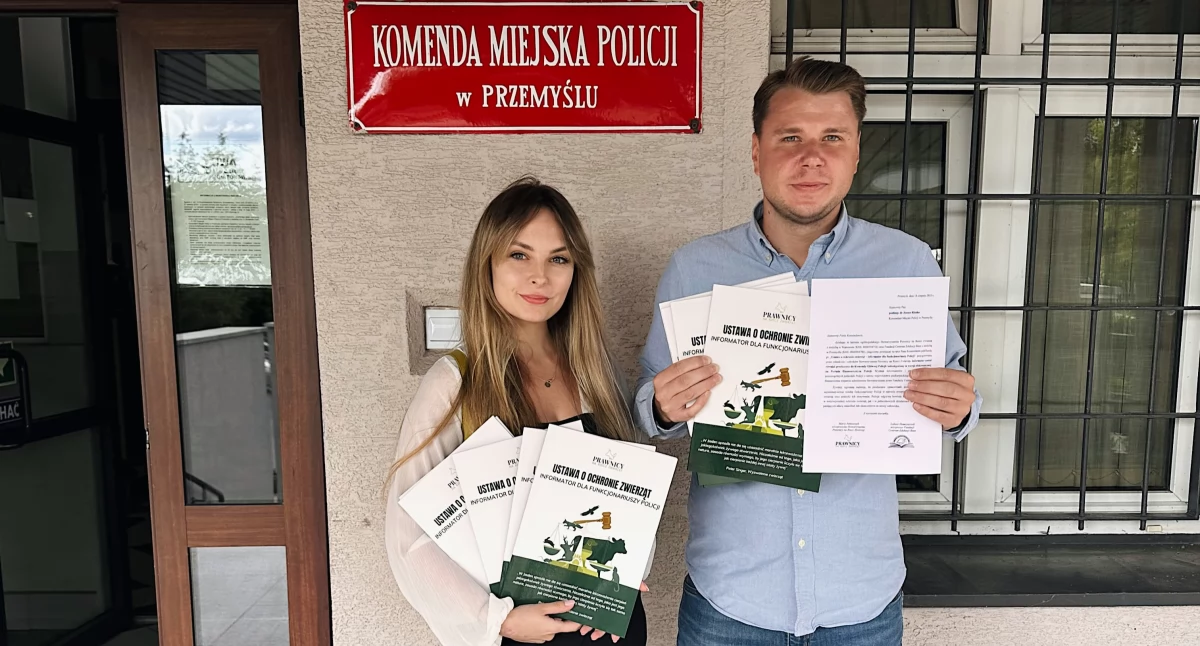 Wersja drukowana publikacji „Ustawa o ochronie zwierząt – informator dla funkcjonariuszy Policji” została 18 sierpnia 2025 r. rozesłana do wszystkich jednostek policji na Podkarpaciu. Maria Januszczyk i Łukasz Hamryszczak osobiście dostarczyli ją do Komendy Miejskiej Policji w Przemyślu. Fot. zbiory własne