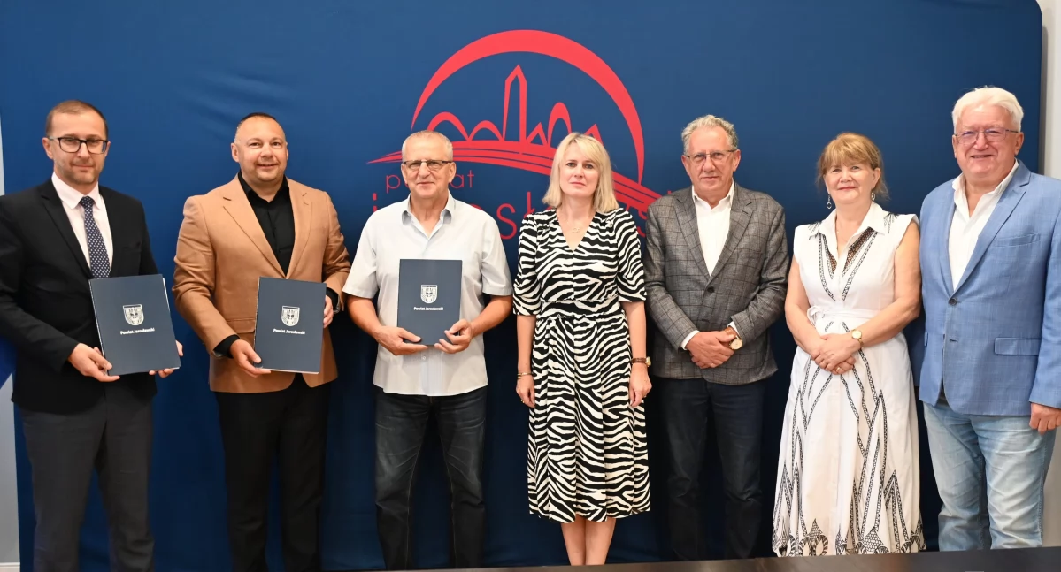Modernizację sportowej przestrzeni przy ZSD-GiL w Jarosławiu przypieczętowała podpisana niedawno umowa z wykonawcą./ FOT. Starostwo Powiatowe w Jarosławiu