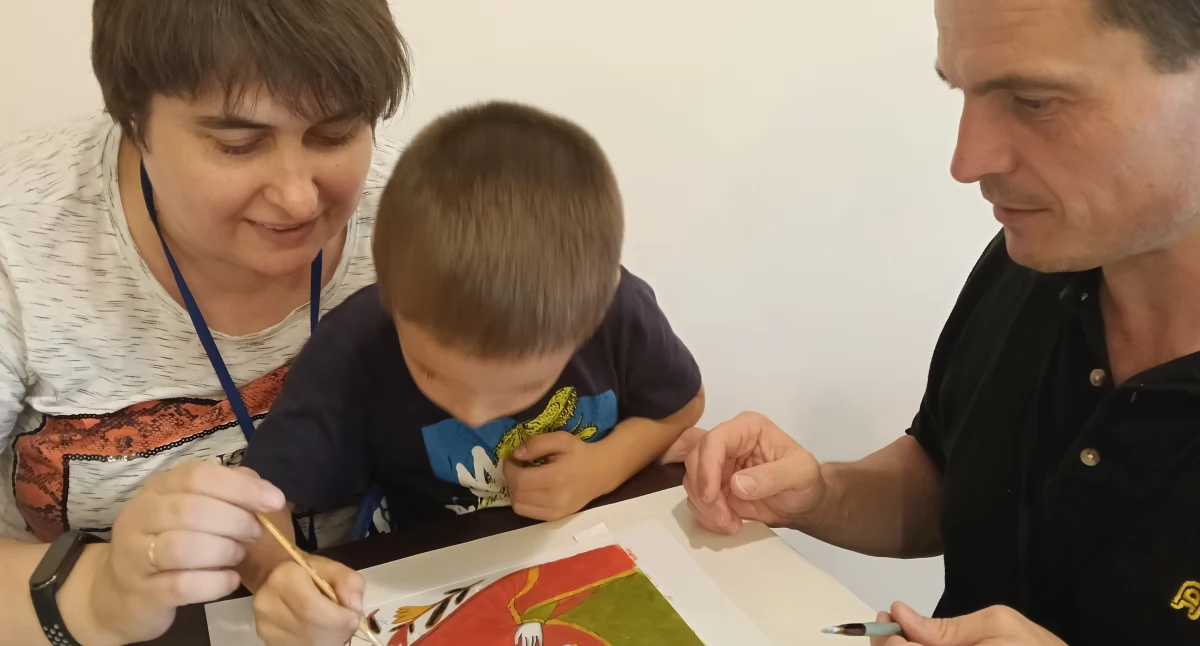 Dzieci poznawały tajniki pisania ikony na szkle, z kolei dorośli uczestnicy zgłębiali technikę ikonopisania na drewnie./ fot. ZW