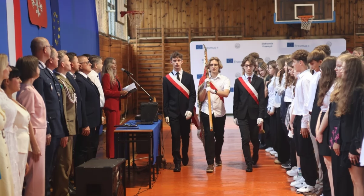 Klasa o profilu mundurowym ruszyła m.in. w IV LO w Zespole Szkół Elektronicznych i Ogólnokształcących im. prof. Janusza Groszkowskiego w Przemyślu. W inauguracji nowego roku szkolnego wzięli udział przedstawiciele Bieszczadzkiego Oddziału Straży Granicznej i KMP w Przemyślu. /FOT. M. Zawadzki