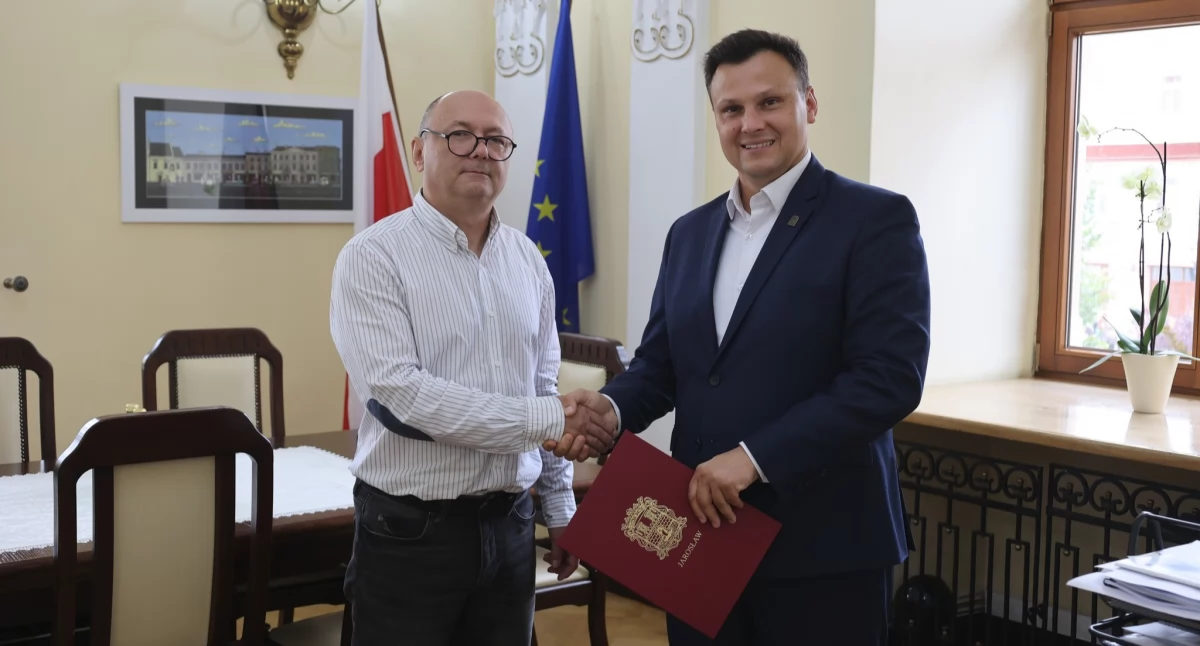 I. Janicki został pełniącym obowiązki dyrektora Centrum Kultury i Promocji w Jarosławiu na czas nie dłuższy niż do końca maja przyszłego roku. Jego osoby mieszkańcom Jarosławia i okolic specjalnie przedstawiać nie trzeba. Urodzony w Jarosławiu  artysta, malarz i grafik swoim artystycznym przekazem od lat nawiązuje do miejsc, postaci i wydarzeń związanych z rodzinnym miastem./ FOT. UM Jarosławia