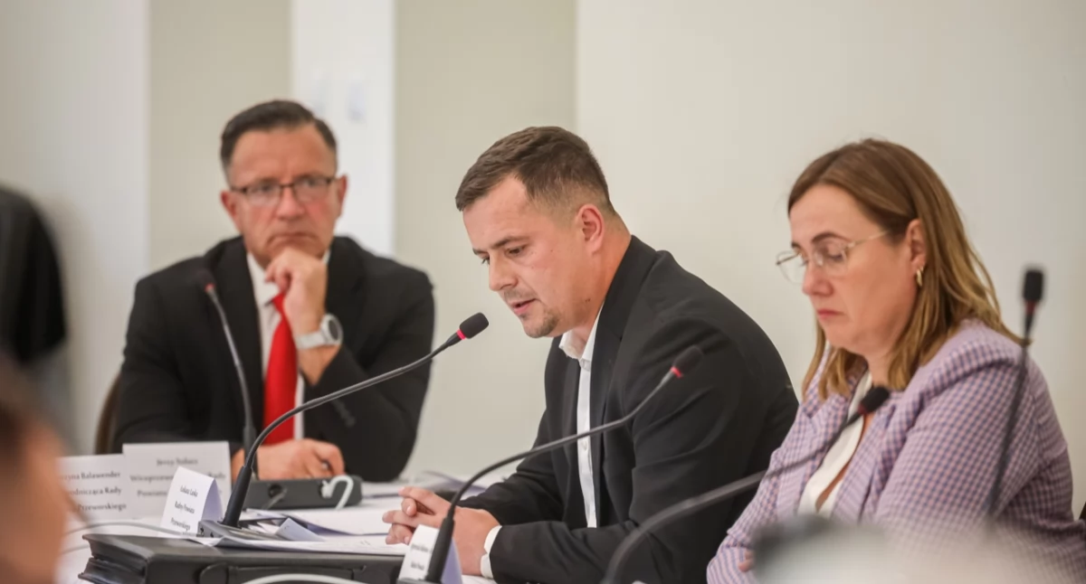 – Szpital zaczyna być studnią bez dna. Co z tego, że będziemy udzielać kolejnych pożyczek. Trzeba poszukać racjonalnego wyjścia z tego problemu – zauważył radny Ł. Laska./ FOT. Starostwo Powiatowe w Przeworsku