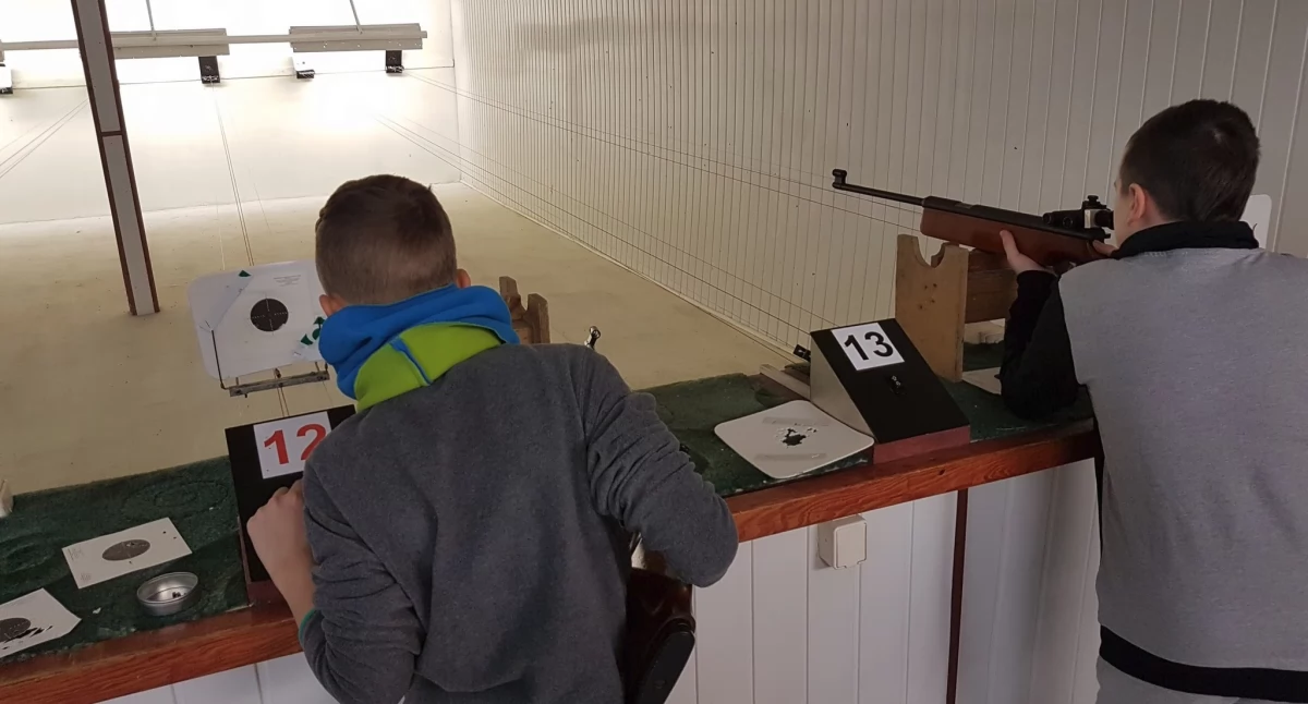 Jak dotąd uczniowie przemyskich szkół praktyczne zajęcia strzeleckie realizowali na dwóch strzelnicach na terenie miasta – strzelnicy będącej w posiadaniu Państwowej Akademii Nauk Stosowanych w Przemyślu oraz strzelnicy LOK Przemyśl. I wygląda na to, że tak zostanie./ FOT. KS KS Twierdza Przemyśl
