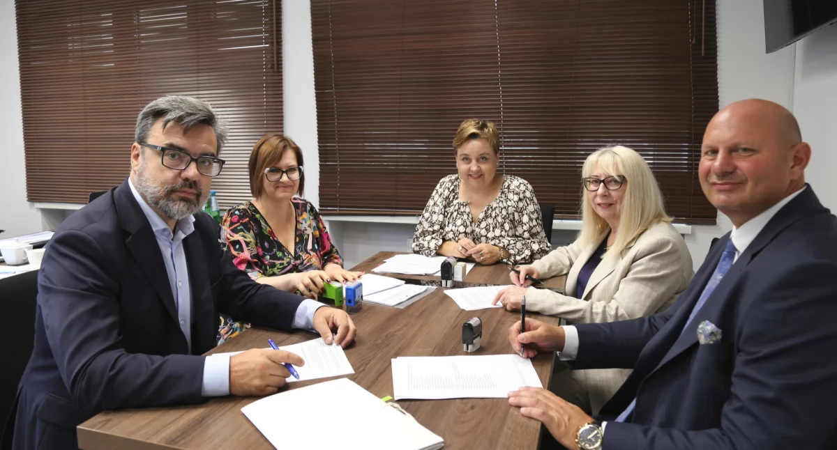 Realizacja projektu będzie możliwa dzięki umowie podpisanej przez wójta gminy Przeworsk D. Krawca z dyrektorem Wojewódzkiego Urzędu Pracy w Rzeszowie Tomaszem Czopem. / FOT. UG Przeworsk