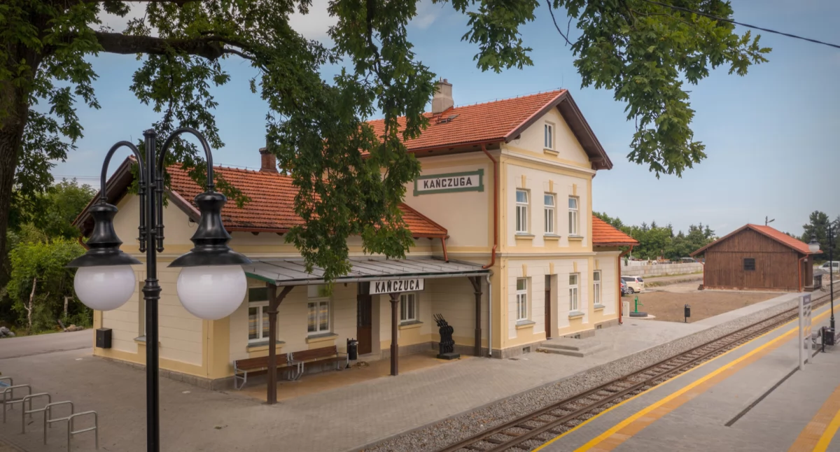 Stacja Kańczuga wraz z otoczeniem znalazła się w gronie 22 zabytków z całej Polski, wyróżnionych w jubileuszowej, 50. edycji konkursu „Zabytek Zadbany 2025”. Teraz zyskać ma dodatkowo nowe walory za sprawą nowych nasadzeń i małej architektury./ fot. Przeworska Kolejka Wąskotorowa Pogórzanin