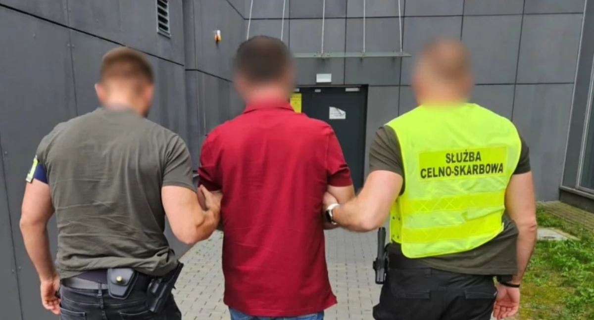 Funkcjonariusze Podkarpackiej Krajowej Administracji Skarbowej (KAS) i Centralnego Biura Zwalczania Cyberprzestępczości (CBZC) zatrzymali 9 osób podejrzanych o zorganizowanie piramidy finansowej. Fot. KAS