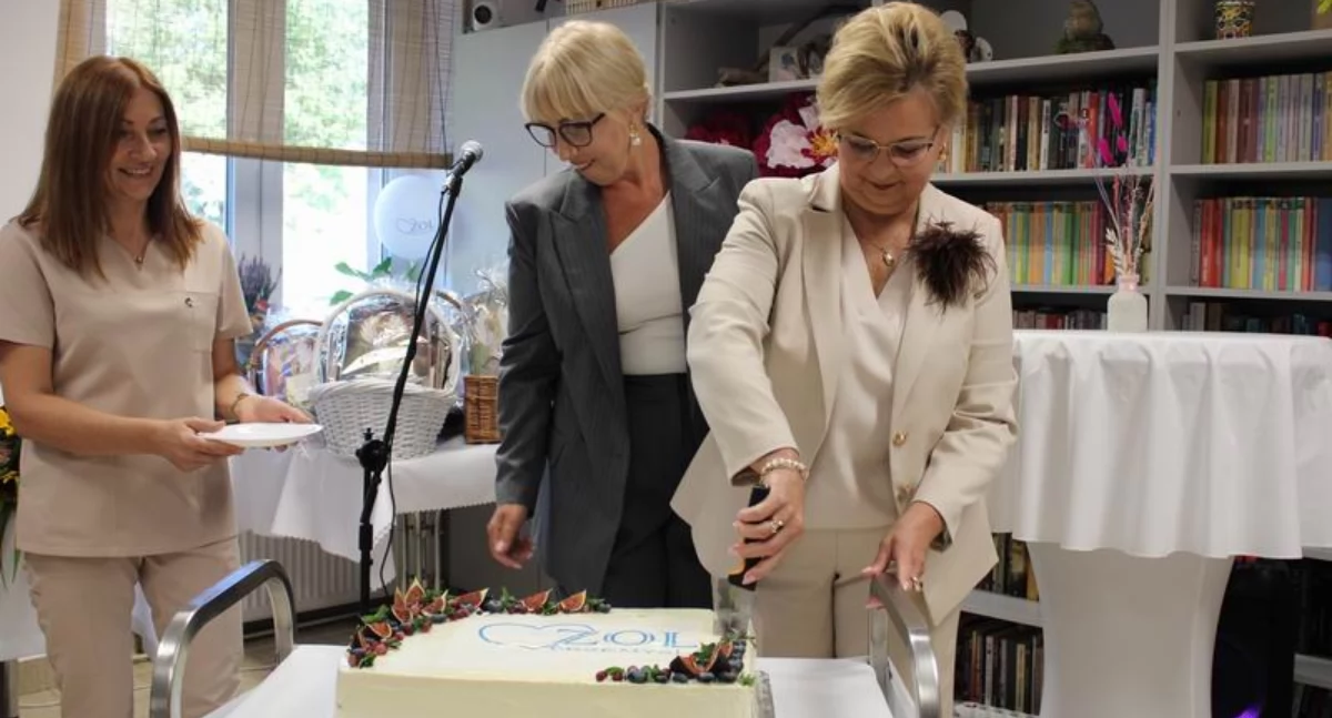 Na oficjalnym otwarciu i poświęceniu nowego skrzydła ZOL przy ulicy Jasińskiego w Przemyślu nie mogło zabraknąć okolicznościowego tortu. Rozkroiły go starosta powiatu przemyskiego Bożena Ryczan i dyrektor ZOL Magdalena Anna Andrzejak./ FOT. U. Gielo