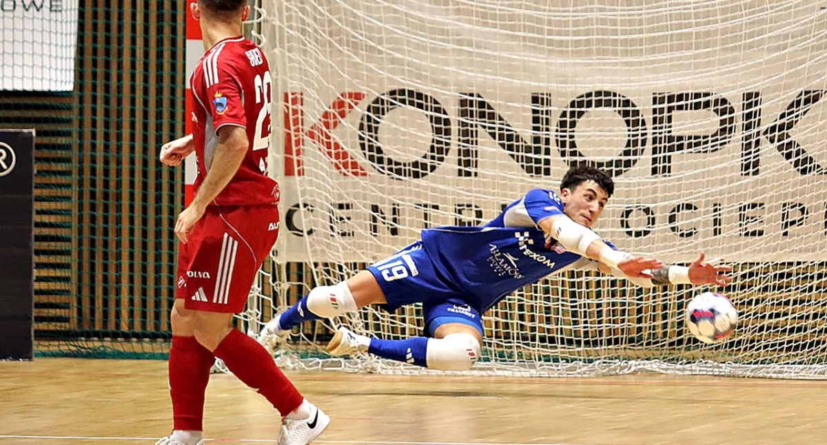 Krzysztof Iwanek, choć trzykrotnie skapitulował, był najlepszym zawodnikiem Texom Eurobusu Przemyśl w Lesznie. Fot. Mirek Kowalski/Klub Sportowy Futsal Leszno