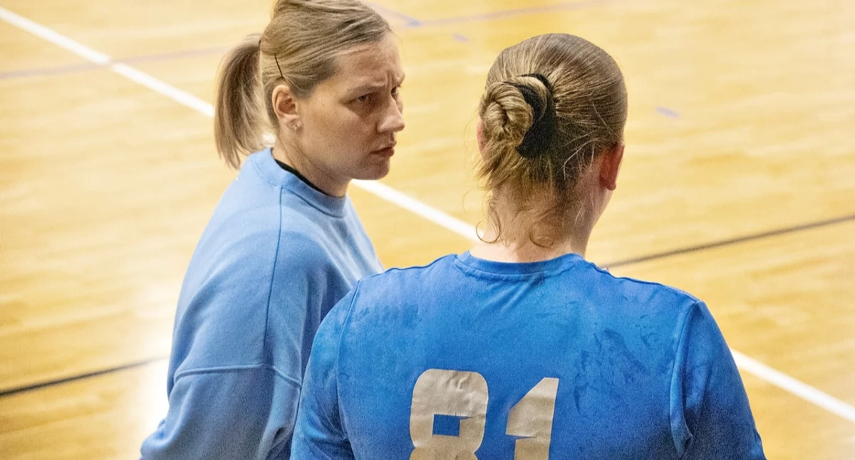 – Nie załamujemy się, pracujemy nadal, bo w tym zespole jest naprawdę spory potencjał - powiedziała po meczu trener JKS Sanu Vala Kozimur (z lewej. Fot. Damian Kuziora