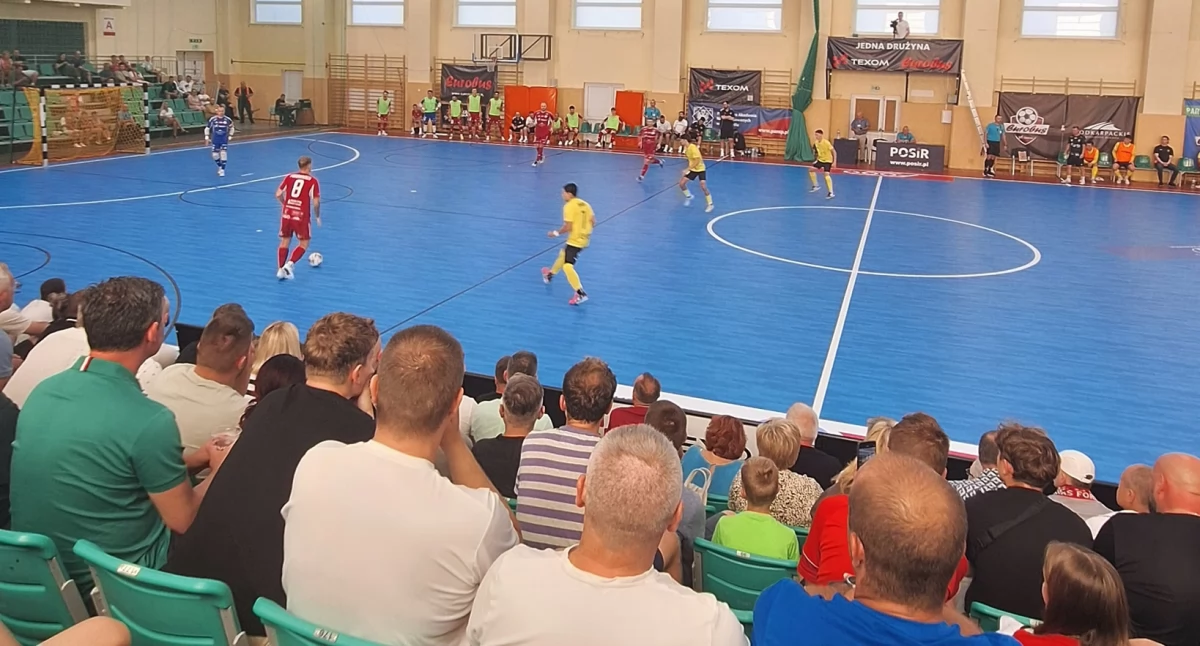 Używalność parkietu w obiekcie przy ul. Mickiewicza 30 w Przemyślu załatwił za władze miasta prezes futsalowego klubu Texom Eurobus Przemyśl Mariusz Franków, który kupił za własne pieniądze specjalną syntetyczną podłogę oraz zamówił i opłacił firmę, która zamontowała ją na wybrakowanym parkiecie. Fot. zbiory własne