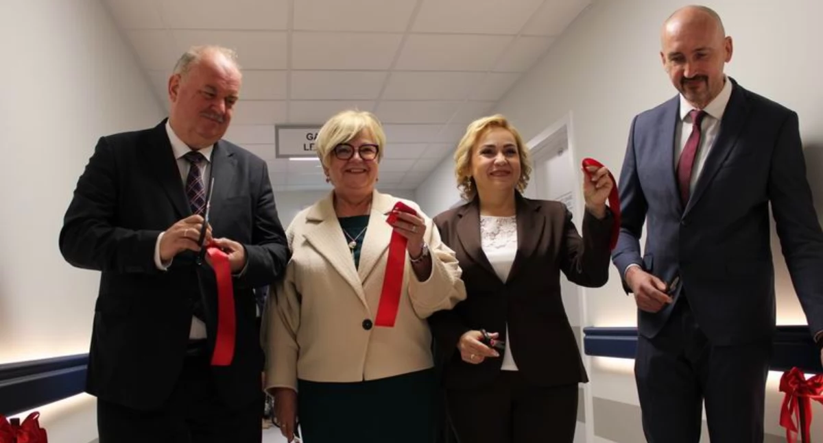 W poniedziałek, 15 września, pachnące nowością przestrzenie Pododdziału Kardiochirurgii zostały uroczyście otwarte. Od lewej wicemarszałek województwa P. Pilch, wojewoda podkarpacki T. Kubas-Hul, dyrektor szpitala B. Stawarz oraz kierownik Pododdziału Kardiochirurgii K. Olszewski./ FOT. U. Gielo