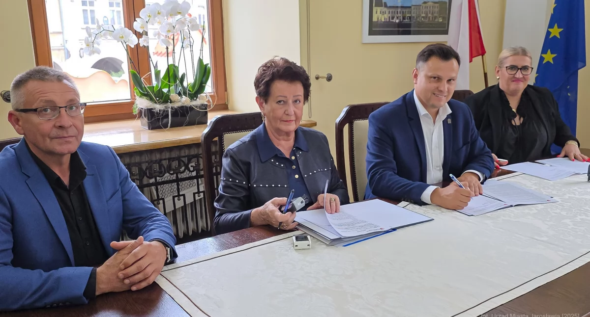 Kilka dni temu podpisana została umowa na wykonawstwo. Parafowali ją: burmistrz Jarosławia Marcin Nazarewicz, prokurent Przedsiębiorstwa Drogowo-Mostowego SA z Dębicy Elżbieta Wesołowska oraz skarbnik miasta Jarosławia Katarzyna Czuba. Fot. UM Jarosław