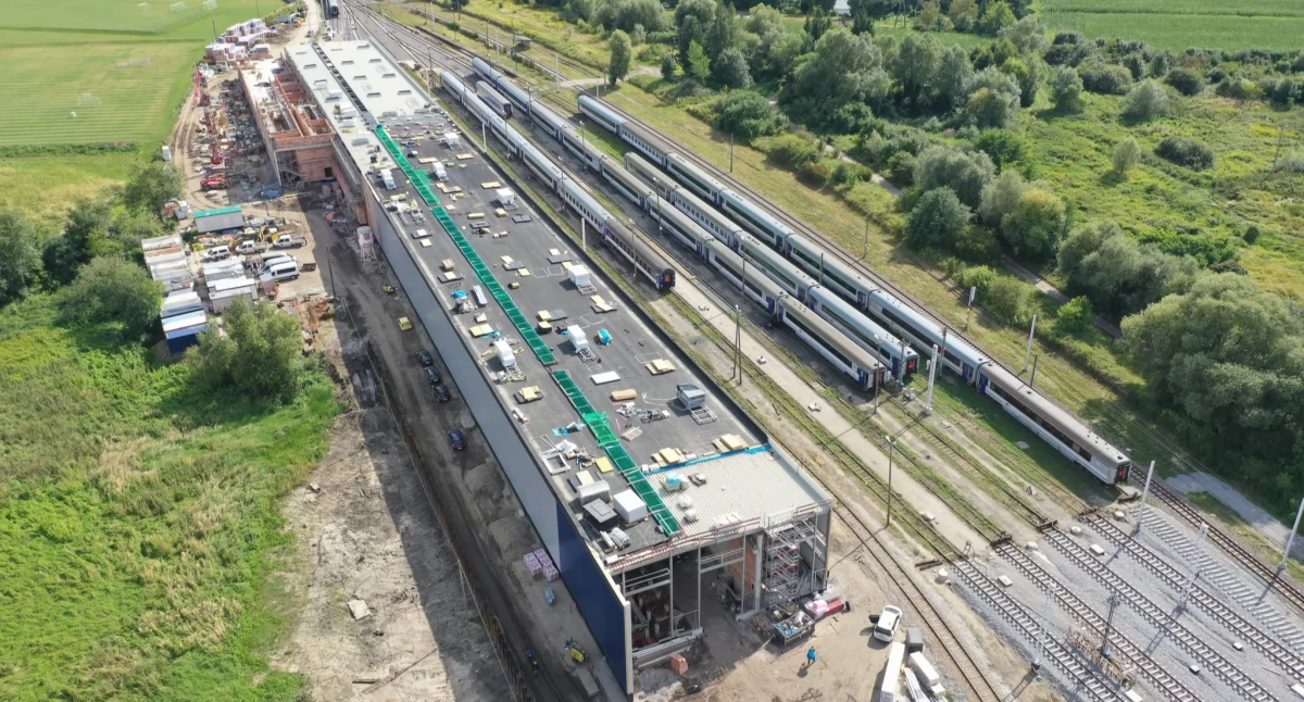 Zaawansowanie prac na Bakończycach w Przemyślu przy budowie nowoczesnego zaplecza technicznego wraz z ekologiczną myjnią dla wagonów o łącznej powierzchni blisko 80 tys. metrów sześciennych niebawem dobije do 50 procent. Warto dodać, że po zakończeniu inwestycji zatrudnienie znajdzie nawet 150 osób. Fot. PKP Intercity 