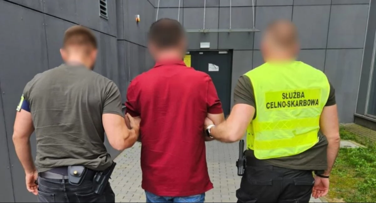 Funkcjonariusze Podkarpackiej Krajowej Administracji Skarbowej (KAS) i Centralnego Biura Zwalczania Cyberprzestępczości (CBZC) zatrzymali 9 osób oraz zabezpieczyli mienie ruchome o wartości blisko 1,5 mln zł. Fot. KAS