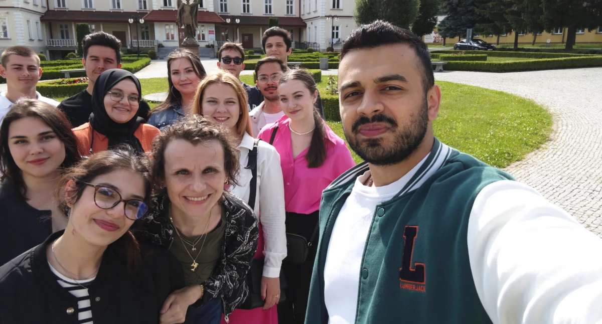 W roku akademickim 2024/25 PANS w Jarosławiu przyjęła sporą grupę studentów reprezentujących partnerskie uniwersytety z Hiszpanii, Ukrainy i Turcji. Na zdjęciu żacy razem z dr Magdaleną Bojarską, kierownik uczelnianego Działu Współpracy Międzynarodowej./ FOT. PANS Jarosław