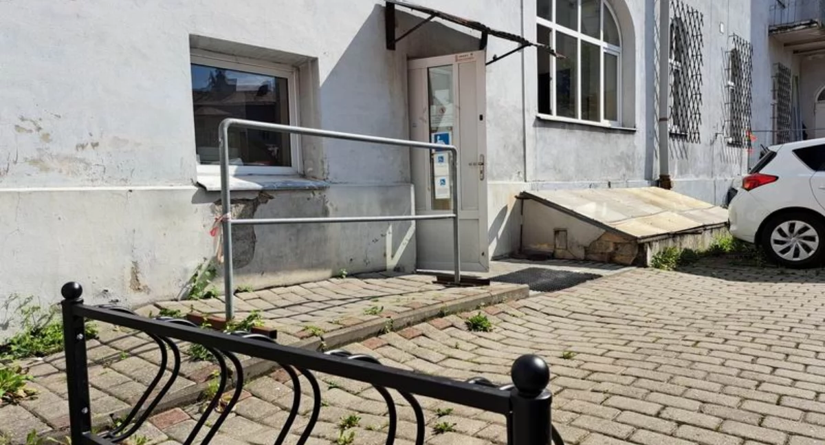 Stojak ulokowany przy Wodnej umieszczono na parkingu samochodowym, a więc za budynkiem, co sprawia, że jest niemal niewidoczny dla użytkowników, bo główne wejście do urzędu jest od strony ulicy.